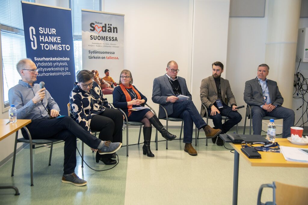 Paneelikeskusteluun osallistuivat Seppo Penttilä Jyväskylän yliopisto/Kokkolan yliopistokeskus Chydenius, Pirjo Peräaho Keski-Suomen liitto, Marja Lehtonen Kinnulan kunta, Ari Piesala Kehittämisyhtiö Karstulanseutu, Teemu Tuunanen Neoen Renewables ja Juha Jääskelä Kehittämisyhtiö Witas.