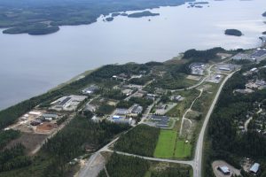 Mustaniemen alue ilmasta kuvattuna, teollisuusrakennuksia ja tontteja, metsää, peltoa ja järveä